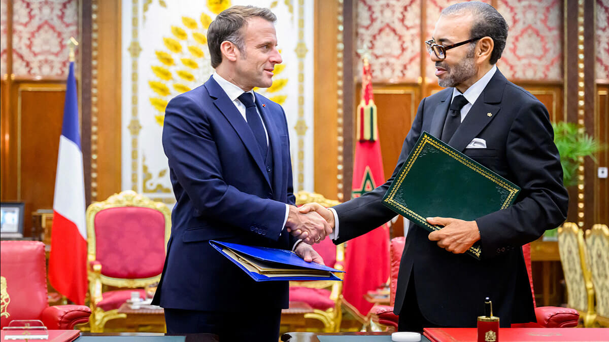 El rey de Marruecos, Mohammed VI, y el presidente francés, Emmanuel Macron, se estrechan la mano en Rabat, Marruecos, el 28 de octubre de 2024 - PHOTO/ Agencia de Noticias Marroquí Distribuido vía REUTERS