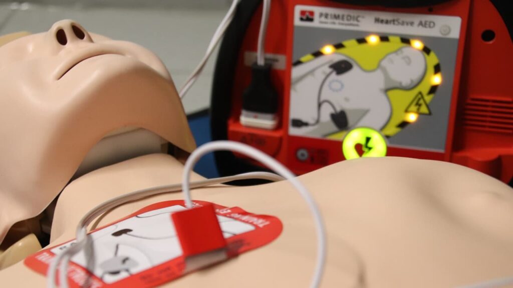 Arrêt cardiaque: comment la technologie, du défibrillateur à domicile aux