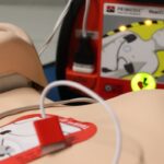 Arrêt cardiaque: comment la technologie, du défibrillateur à domicile aux applis, peut sauver des vies