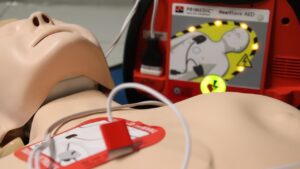 Arrêt cardiaque: comment la technologie, du défibrillateur à domicile aux applis, peut sauver des vies