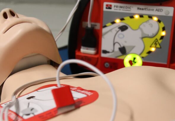 Arrêt cardiaque: comment la technologie, du défibrillateur à domicile aux applis, peut sauver des vies