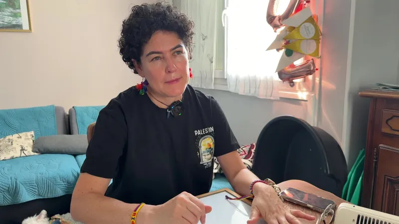 Valérie Eurdenis Baez demande régulièrement des nouvelles de sa famille, victime du séisme en Colombie.